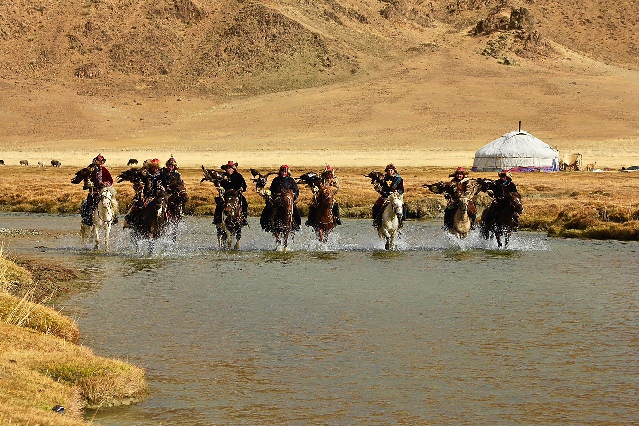 Алтын бүргэдийн баярын үеэр морьтой бүргэдчид